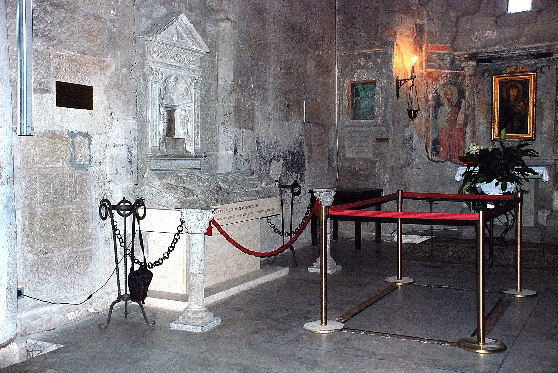 Peter of Spain's tomb - global view.JPG